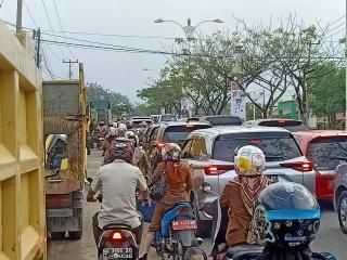 Solar Mulai Langka di Rokan Hulu, Ratusan Kendaraan Ngantri di Sepanjang SPBU 