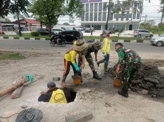 Pemko Pekanbaru Bersama TNI-Polri Bersihkan Drainase dari Sampah