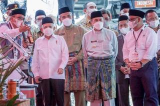 Pj. Bupati Kampar Dampingi Wapres RI Lakukan Panen Perdana Pembibitan Sawit di Ponpes Teknologi Riau