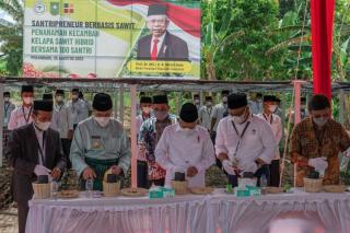 Wapres dan Gubri Tanam Kecambah Sawit Hibrid Bersama 100 Santri
