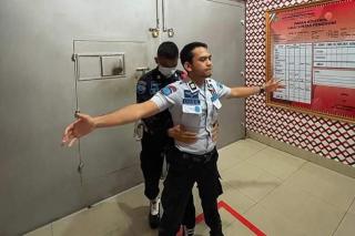 Cegah Barang Terlarang Masuk, Petugas Lapas dan Pengunjung Digeledah