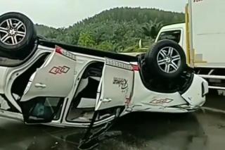 Kencang saat Hujan, Mobil Fortuner Plat Kuning Terbalik di Tol Pekanbaru-Dumai