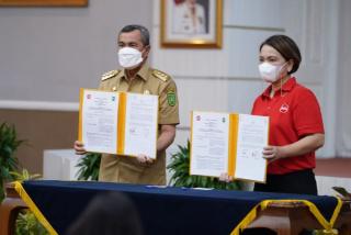 Tingkatkan Layanan Bidang Penerbangan, Gubernur Riau MoU Dengan Maskapai Air Asia