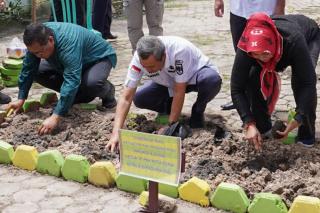 Laksanakan Arahan Presiden, Gubri Syamsuar Tanam Cabai di Dumai