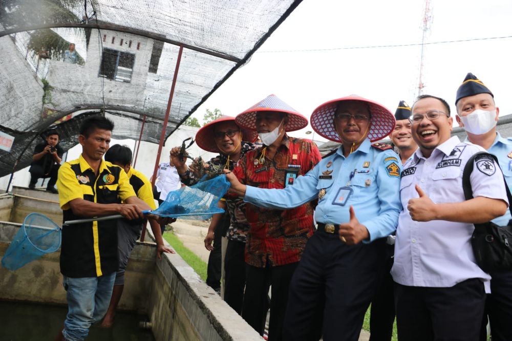 Kemenkumham Riau Panen Perdana Budidaya Lobster di Lapas Pasir Pengaraian
