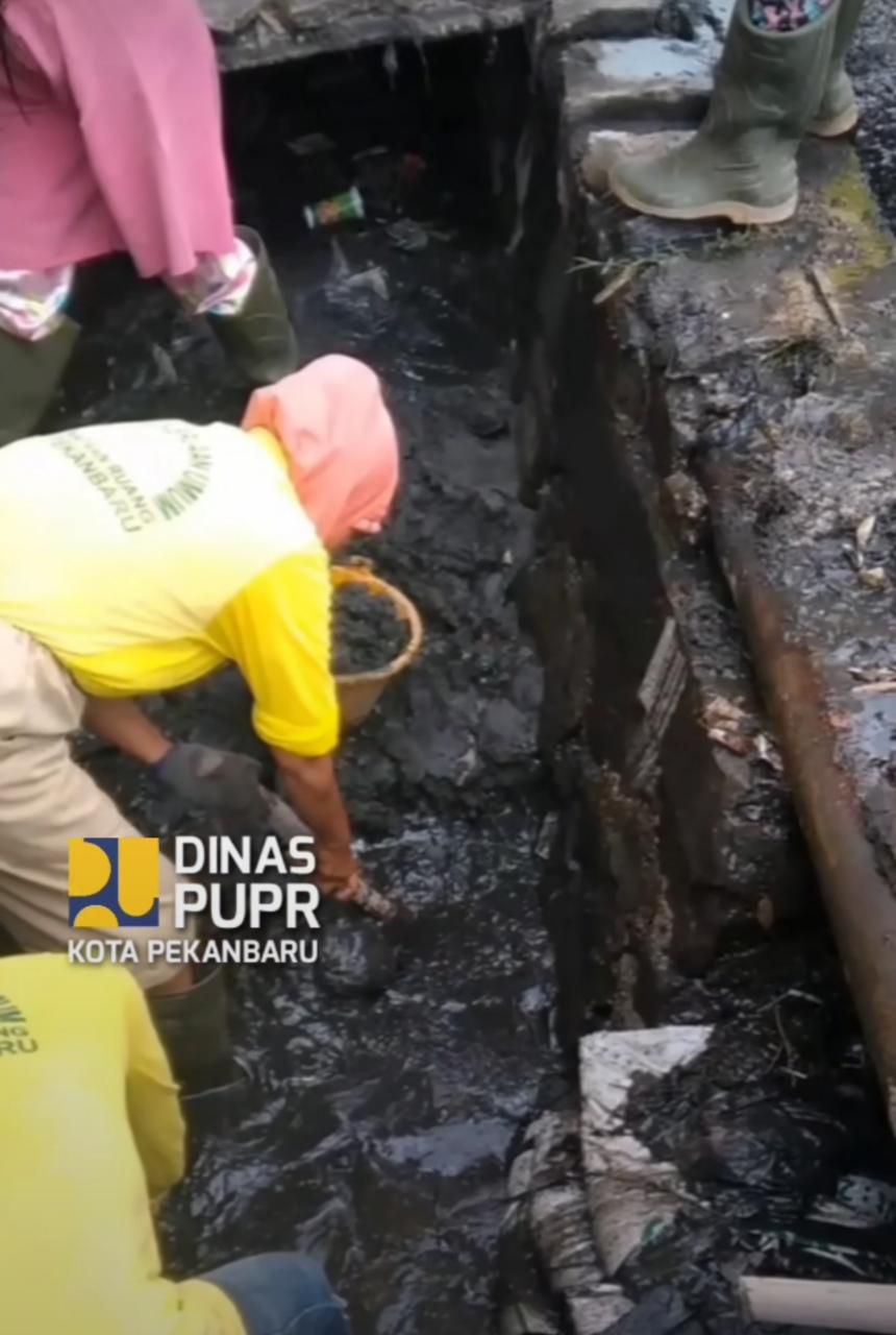 Pasukan Kuning PUPR Pekanbaru Keruk Pasir dan Lumpur di Drainase Jalan HR Soebrantas