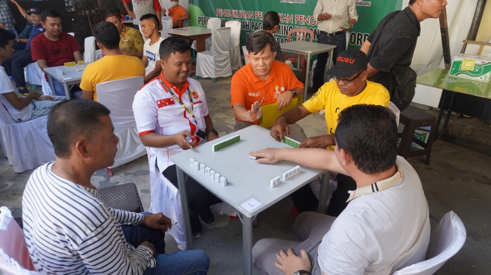 Ketum KONI M Yasir Menangkan Partai Perdana Domino Open Turnamen Pordi Kota Pekanbaru