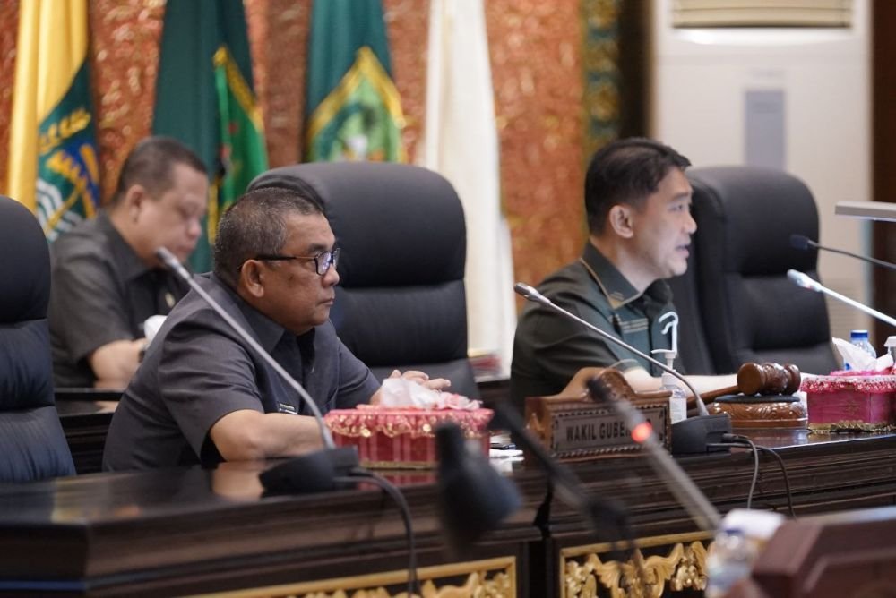 Wagubri bersama DPRD Riau Bahas Ranperda Perubahan Bentuk Hukum BUMD