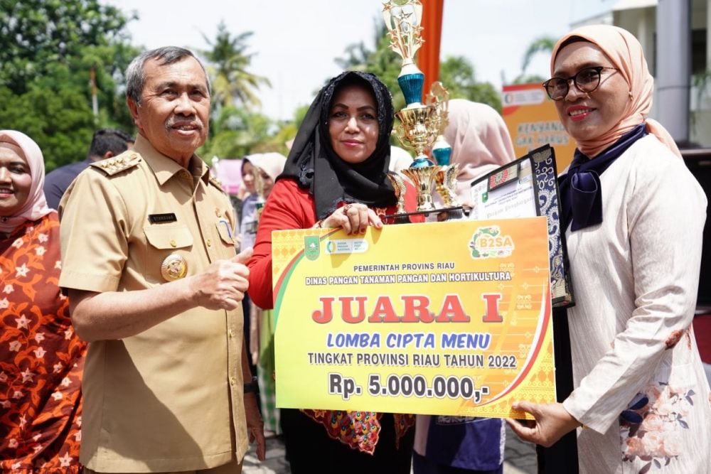 Hadiri Festival Pangan B2SA, Gubri dan Ketua TP PKK Riau Serahkan Piala Bergilir LCM