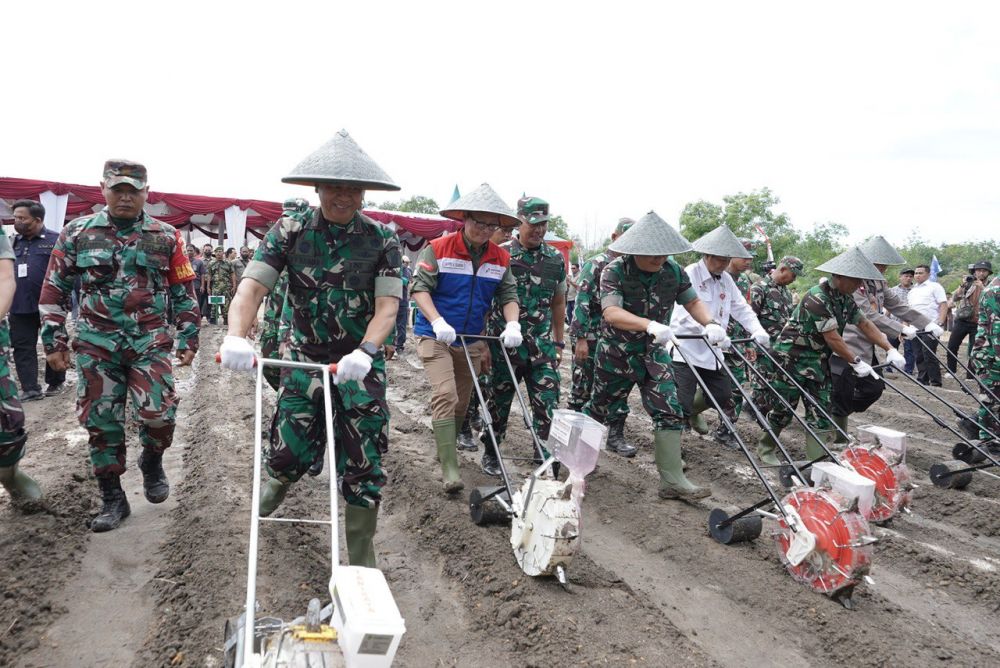 Launching Gerakan Ketahanan Pangan, KSAD Tanam Jagung Perdana di Riau