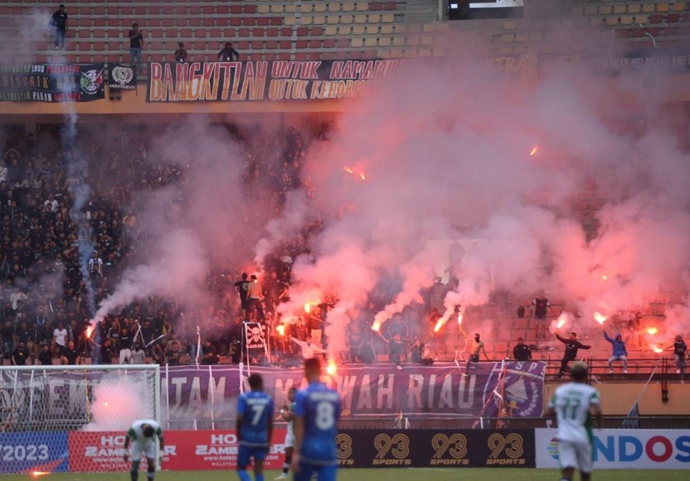 Suporter Rusuh! Dispora Minta Manajemen PSPS Riau Bertanggungjawab atas Kerusakan Stadion Utama Riau 