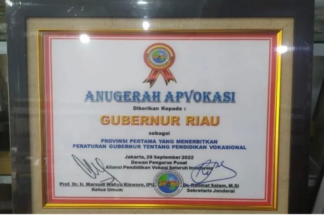 Gubernur Riau Terima Penghargaan APVOKASI