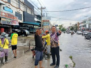 Pasukan Kuning PUPR Pekanbaru Tanggulangi Genangan Air di Jalan Riau