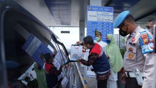 Peringati Harpelnas, Pengelola Tol Pekanbaru–Dumai Bagi-bagi Merchandise