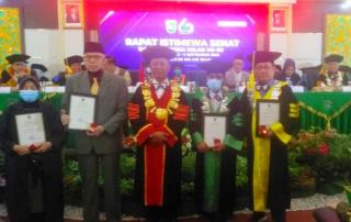 Milad ke-60, UIR Berikan Pin  Emas Kepada Empat Mantan Rektor