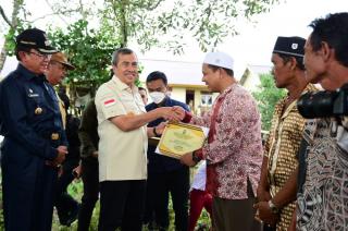 Kunjungi Inhil, Gubri Serahkan Bantuan Rumah Layak Huni Korban Longsor
