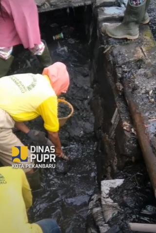 Pasukan Kuning PUPR Pekanbaru Keruk Pasir dan Lumpur di Drainase Jalan HR Soebrantas