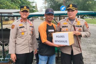 Ringankan Ekonomi Warga, Polres Bengkalis Bantu Tukang Becak Motor