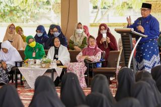 116 Santriwati Menerima Al Quran Gratis