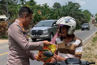Dalam Perjalanan Dinas, Kapolres Inhu Bagikan Sembako