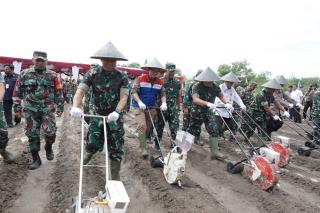 Launching Gerakan Ketahanan Pangan, KSAD Tanam Jagung Perdana di Riau