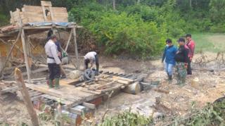 Pelaku Kabur, Lima Rakit PETI di Desa Teratak Jering Kuansing Dibakar