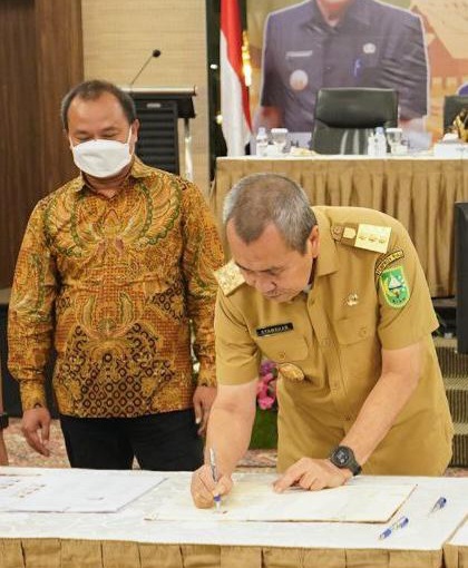 Tekan Kemiskinan Ekstrem Nol Persen di 2024, Gubri Terima Data P3KE dari Menko PMK