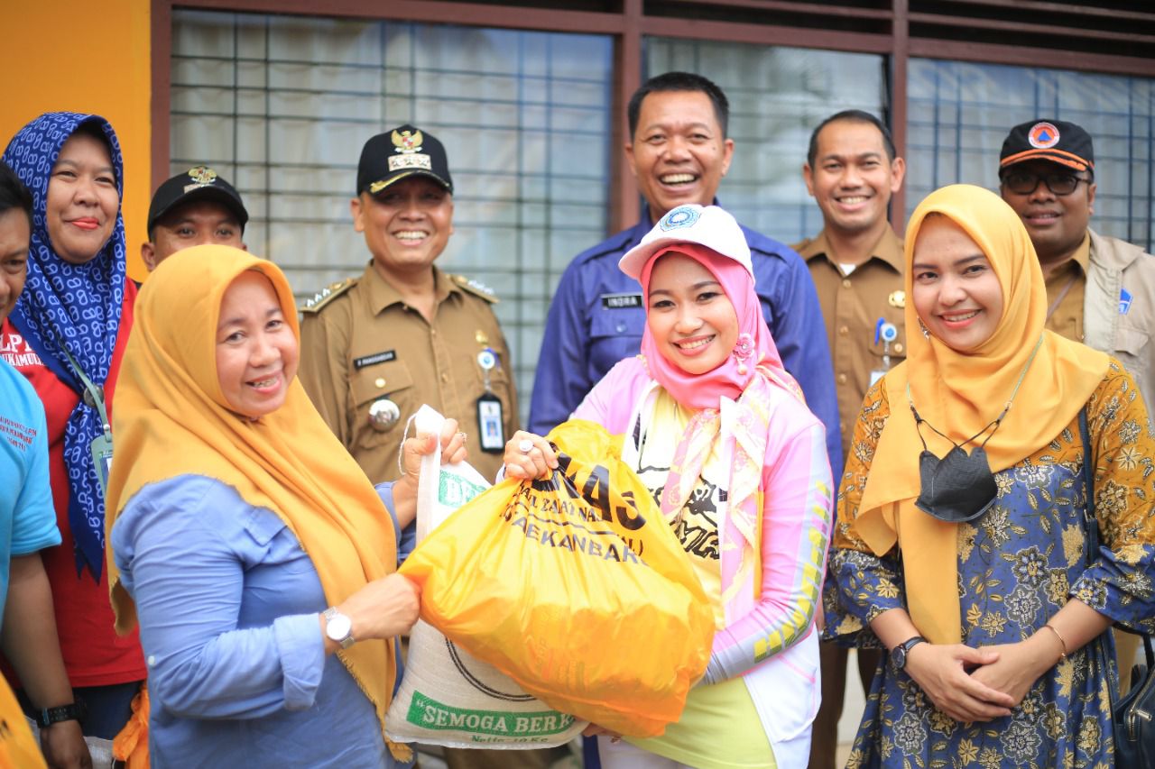 Ketua TP PKK Raja Rilla Salurkan Bantuan ke Korban Banjir di Bantaran Sungai Sail