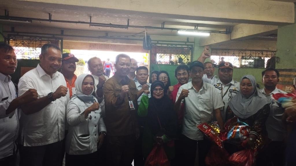 Bentuk Kepedulian Pj Walikota Pekanbaru, Pedagang Terdampak Banjir di Pasar Bawah Terima Bantuan