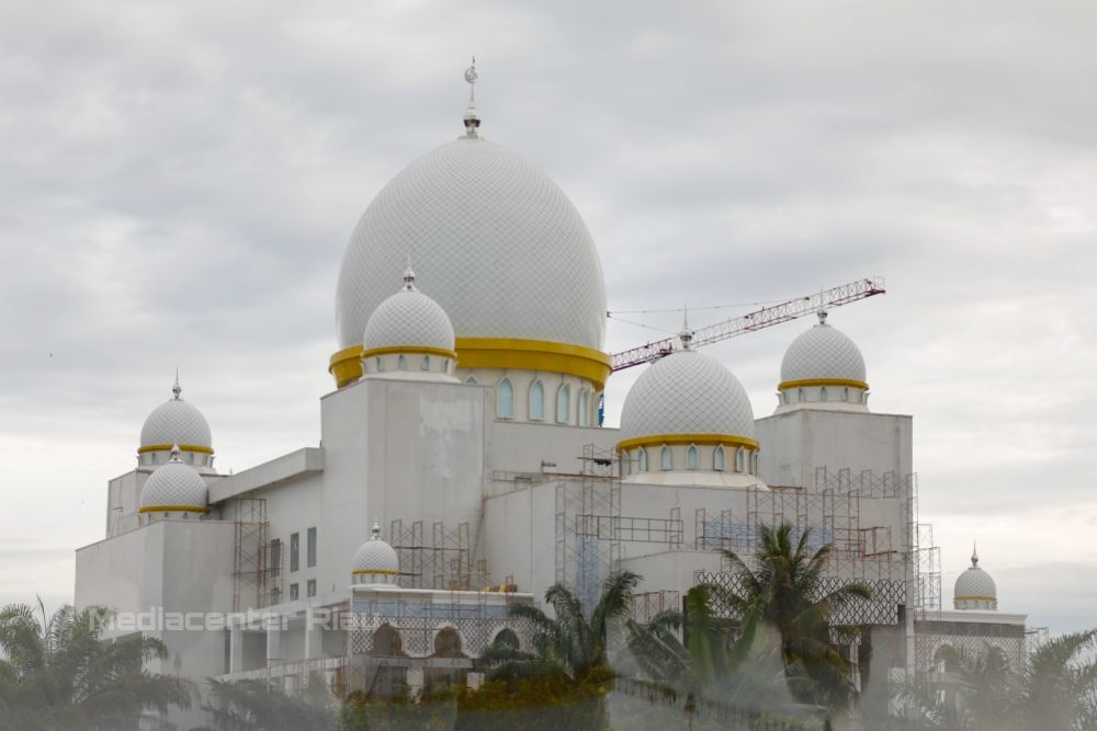 Siang Ini, Gubri akan Sholat Jumat Perdana di Mesjid Nurul Wathan Palas Rumbai