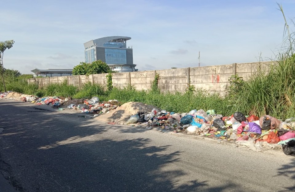 Dibersihkan, Sampah Menggunung Lagi di Jalan Rajawali Sakti