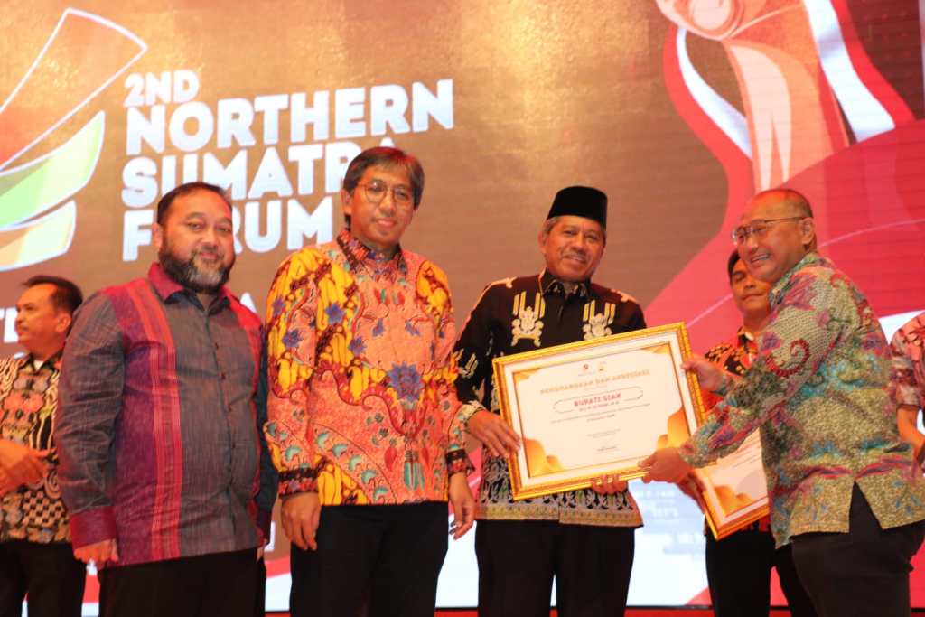 Dukung Kelancaran Operasional Hulu Migas, Bupati Alfedri Terima Penghargaan dari SKK Migas Sumbagut