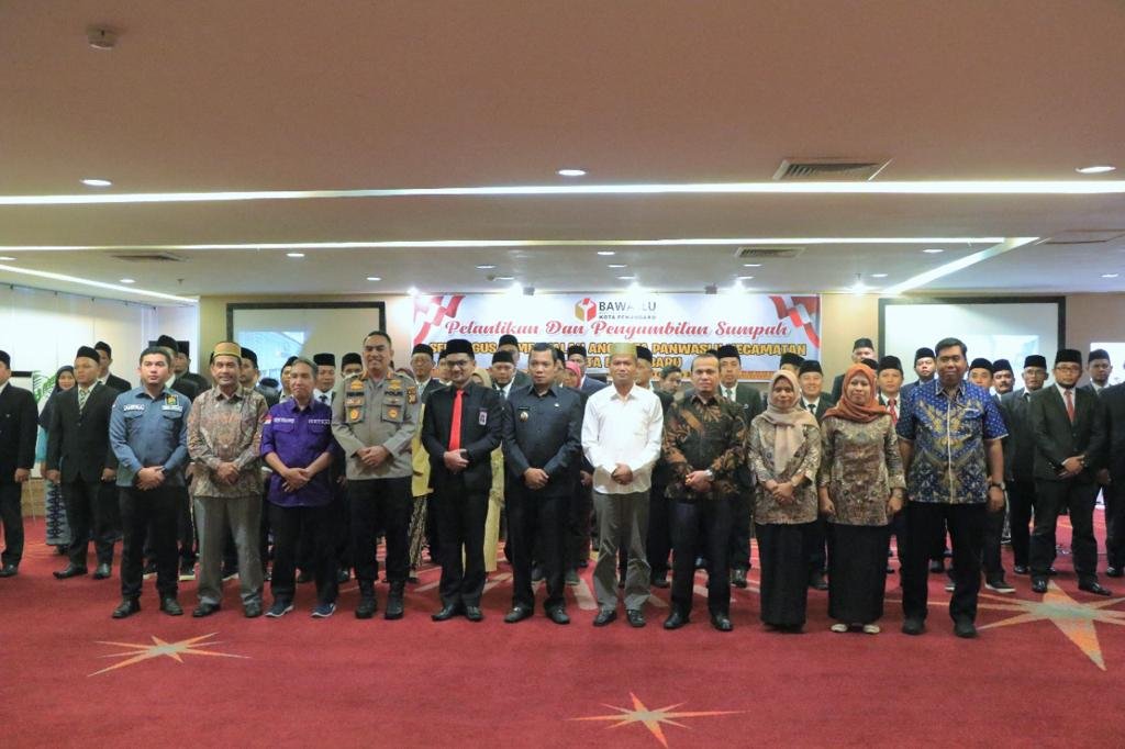 Pj Wali Kota Pekanbaru Hadiri Pelantikan dan Pengambilan Sumpah Jabatan Panwascam Pemilu 2024 Kota Pekanbaru