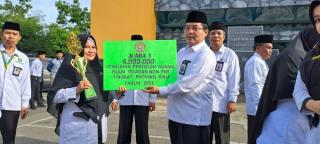 Kakanwil Kemenag Riau Beri Penghargaan Penyuluh Agama Islam Teladan 2022