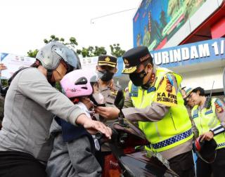 Operasi Zebra Lancang Kuning Kapolda Riau Turun Langsung Bagikan Helm