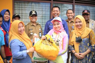 Ketua TP PKK Raja Rilla Salurkan Bantuan ke Korban Banjir di Bantaran Sungai Sail