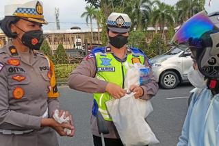 Usai Ditilang Polisi, Pengendara Bandel Dikasih Stiker Keselamatan Berlalu Lintas
