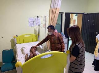 Jumlah Penderita Meningkat, Wabup Asmar Jenguk Pasien DBD di RSUD Meranti