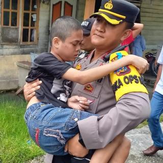 Perwira Polisi Ini Gendong Remaja Alami Gangguan Jaringan Otot ke Rumah Sakit