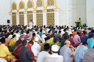 Ribuan Jemaah Salat Jumat Perdana di Masjid Nurul Wathan Provinsi Riau