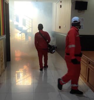 Cegah DBD, Diskes Fogging Kantor DPRD Pekanbaru