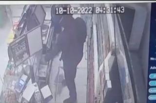 Dua Pria Bersenjata Api Rampok Minimarket di Pekanbaru