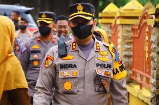 Kapolres Bengkalis Bawa Penderita Kanker Kulit Berobat ke Rumah Sakit