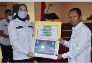 Bupati Inhu Rezita Serahkan Piagam dan Tropi Hadiah EKK