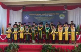 Empat Guru Besar Universitas Riau Resmi Dikukuhkan, Rektor Unri Ucapkan Selamat