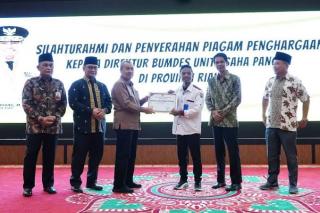 Raih Omset Terbesar se-Indonesia, Gubri Berikan Penghargaan kepada 643 BUMDes Unit Usaha Pangan