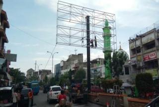 Pemko Pekanbaru Tertibkan 80 Tiang Reklame Ilegal