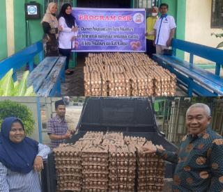 Lurah Limbungan Serahkan Bantuan Untuk Korban Banjir 6000 Butir Telur Pada Warganya