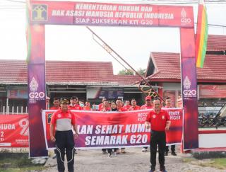 Semarakkan KTT G20, Kemenkumham Gelar Jalan Sehat dan Bagikan Stiker