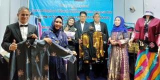 Pejabat Malaysia Beli Batik Riau Motif Nenas di IIFW